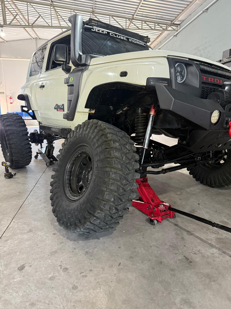 Troller 4x4 em manutenção